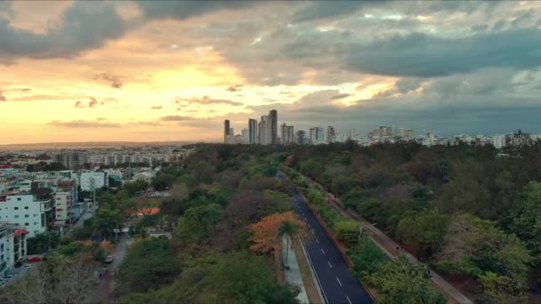 位于多米尼加共和国圣多明各的南米拉多公园 日落时分 摩天大楼作为背景 空中前方 — 图库视频影像