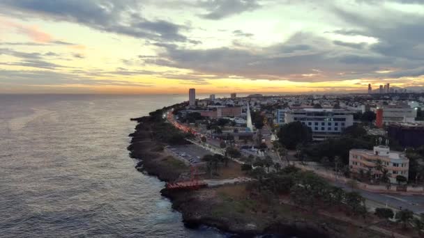 산토도밍고 영웅들의 오벨리스크 도미니카 공화국의 시에는 아구아 공중에서 — 비디오
