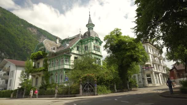 Interlanken Zwitserse Stijl Gebouwen Mensen Lopen Groene Alpen Bergen Achtergrond — Stockvideo