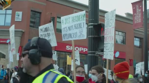 Counter Protesters Signs Close Calgary Protest 4Th March 2022 — Vídeos de Stock