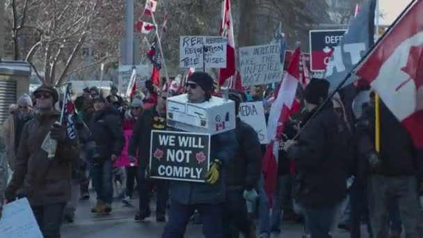 Man Met Vrachtwagen Kostuum Marcheren Menigte Calgary Protest Maart 2022 — Stockvideo