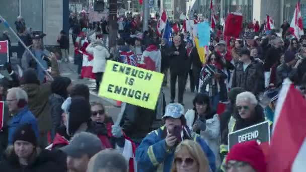 Crowd Marching Enough Enough Sign Calgary Protest 4Th March 2022 — Vídeo de stock