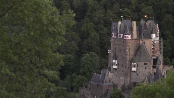 Eltz Castle Burg Eltz Duitsland Zoom Focus Achtergrond — Stockvideo