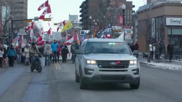 Menigte Marcheren Met Politieauto Calgary Protest Maart 2022 — Stockvideo