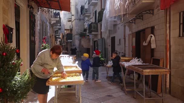 Old Woman Street Stand Selling Products Narrow Beautiful Street Bari — Stock Video