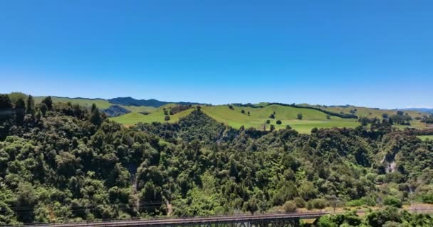 Voo Inverso Acima Viaduto Ferroviário Mangaweka Através Vale Nova Zelândia — Vídeo de Stock
