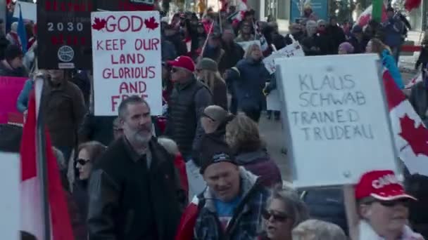 Crowd Marching Street Close Calgary Protest 4Th March 2022 — Vídeo de Stock