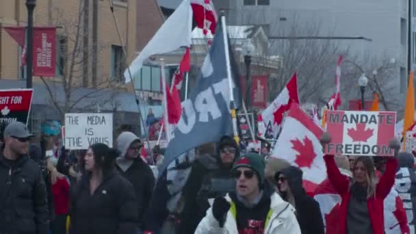 Man Vloging Előtt Menetelő Tömeg Tömeg Tömeg Calgary Tiltakozás Március — Stock videók