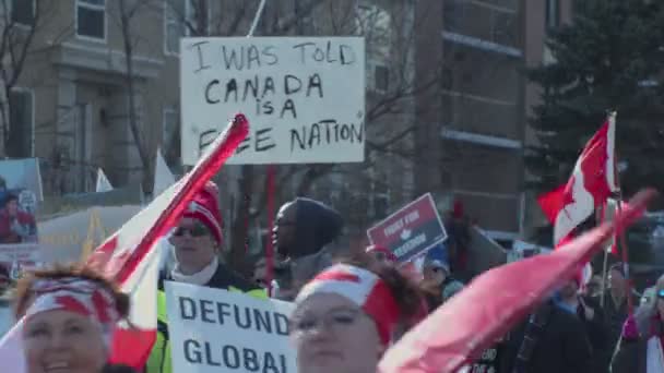 Crowd Marching Appartment Building Signs Close Calgary Protest 4Th March — Vídeo de stock