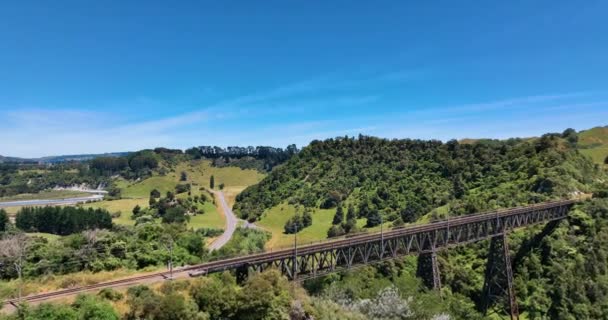 Flyr Mangaweka Jernbanebro Mot Motorvei Frodige Enger New Zealand – stockvideo