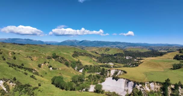 Gorgeous Rural River Valley Aerial Ruahine Mountain Range — стокове відео
