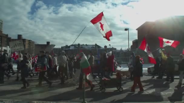 Tömeg Menetel Végig Szomszéd Utcán Calgary Tüntetés Március 2022 — Stock videók