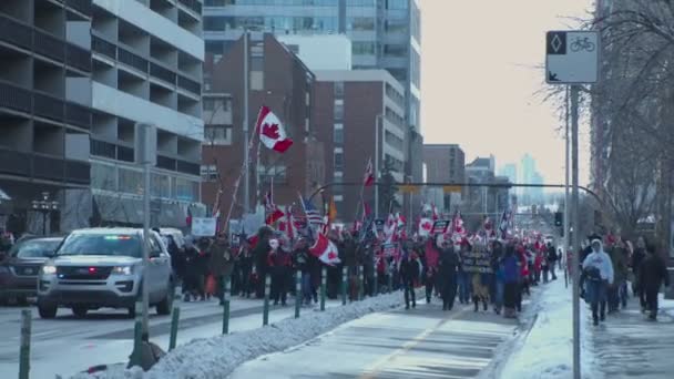 Crowd Marching Appartment Building Police Car Calgary Protest 4Th March — стокове відео