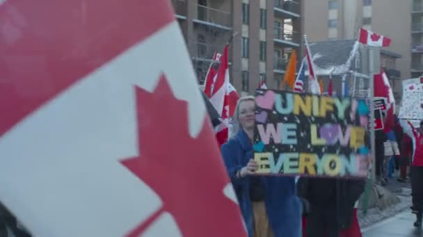 Multitud Marchando Junto Edificio Con Letreros Calgary Protesta Marzo 2022 — Vídeos de Stock