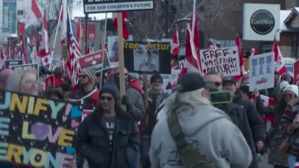Crowd Marching Close Calgary Protest 4Th March 2022 — Vídeos de Stock