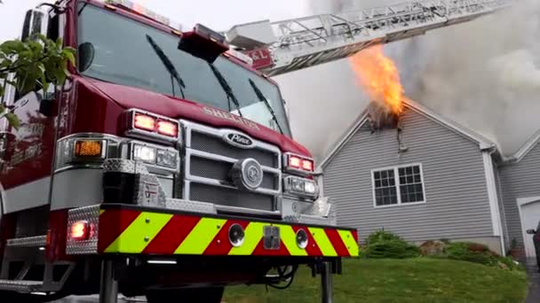 Close Front Fire Truck Parked Intense House Fire — Stockvideo