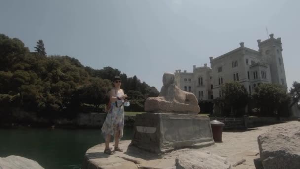 Chica Turística Tomando Fotos Una Estatua Frente Castillo Italia Junto — Vídeo de stock