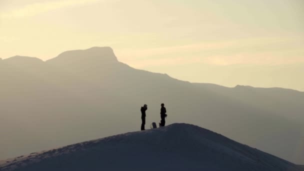 Silhouetted Couple Enjoys Sunset Views Atop Dune White Sands National — Video Stock