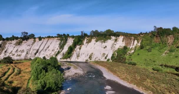 Aerial Alongside Spectacular Clay River Cliffs Bright Day Rangitikei — ストック動画