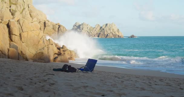 Empty Relaxing Chair Sandy Shore Breaking Waves Porthcurno Beach Cornwall — ストック動画