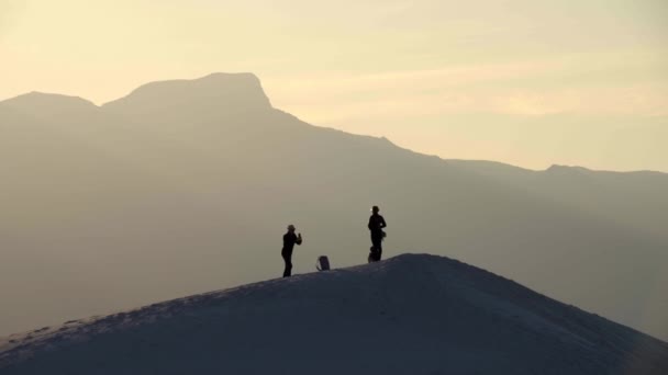 シルエットの観光客は 白砂国立公園 4Kで砂丘で写真を撮る — ストック動画