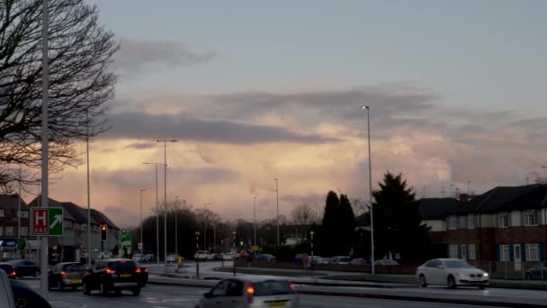 Dramatische Achtergrondwolken Hayes Roundabout Londen Tijdens Vroege Avond Afgesloten — Stockvideo