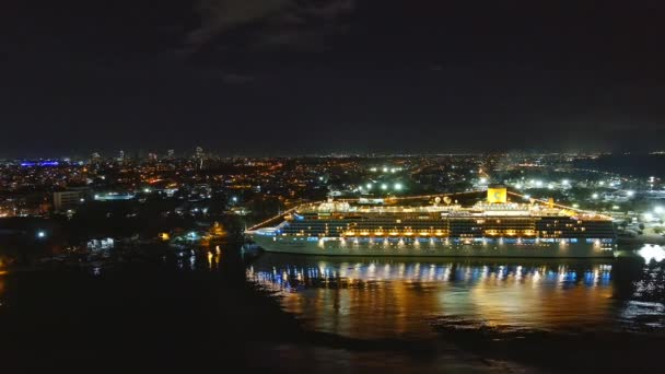 在圣多明各 Costa Deliziosa号游轮夜间在桑西港停泊 城市背景明亮 空中侧风 — 图库视频影像