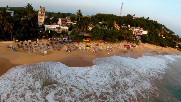 Slow Motion Pull Back Shot Huge Wave Splashing Tropical Beach — Vídeo de Stock