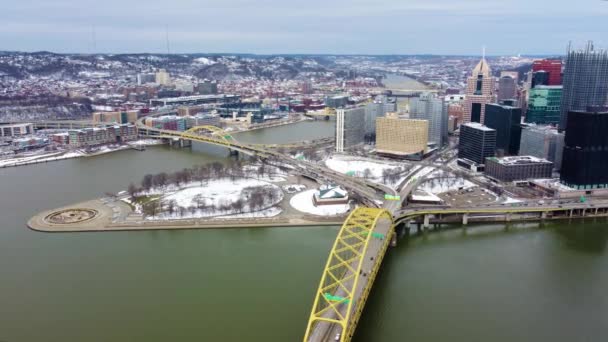 Tilt Onthullen Luchtfoto Van Pittsburgh Skyline Centrum — Stockvideo