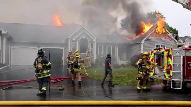 Firefighters Break Window Home Engulfed Flames Plumes Dark Smoke Rising — ストック動画