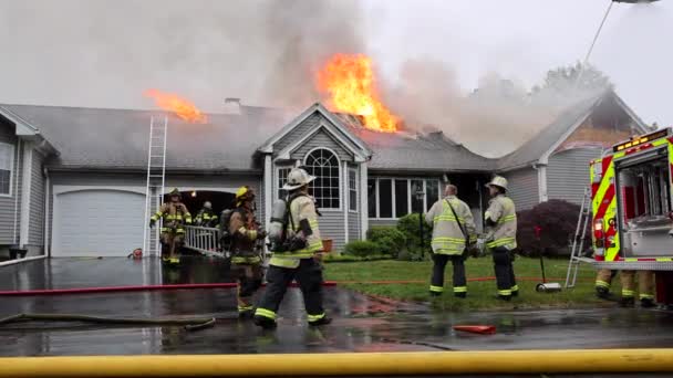 Team Firefighters Carry Ladder Frame House Fire Rages Background — Stock Video