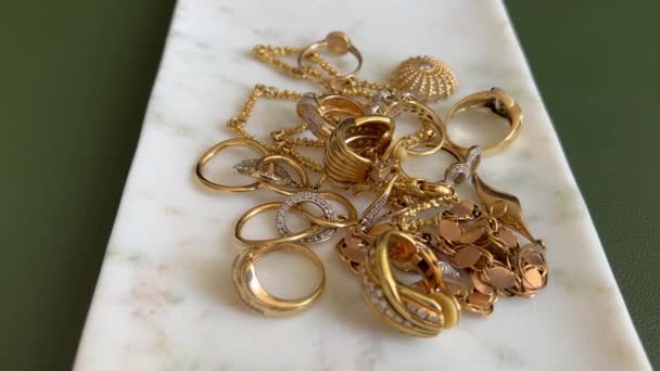 Old Gold Jewelry Pile Turning Slowly — Stok Video