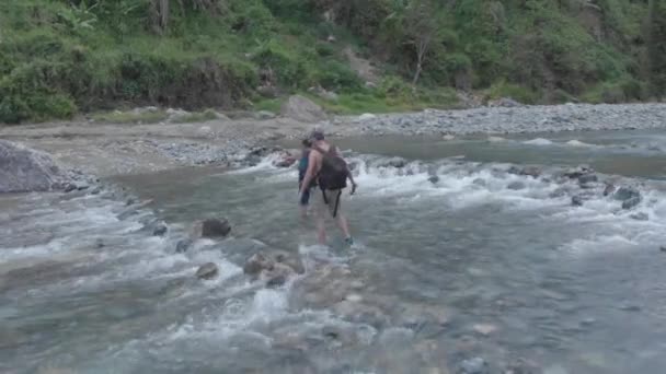 Tre Uomini Escursionisti Trekking Attraverso Fiume Torrente Acqua Che Scorre — Video Stock