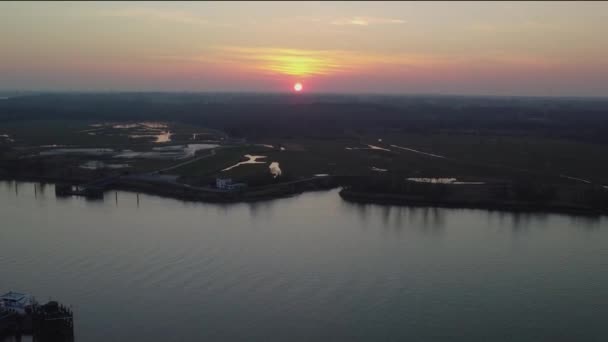 Flyger Mot Liten Stad Över Floden Scheldt Gyllene Solnedgång Flygutsikt — Stockvideo