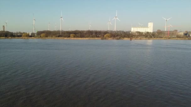 シェルト川の海岸線にある風力タービン農場 空中風景 — ストック動画