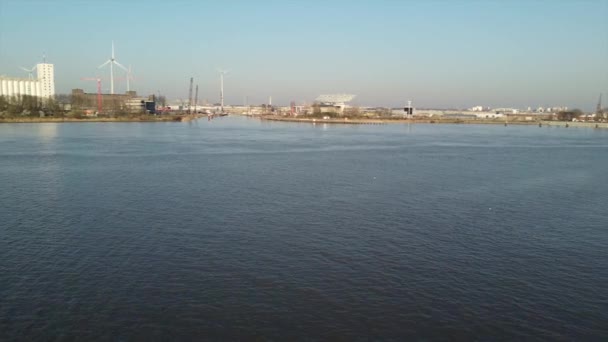 Omfattande Flod Scheldt Och Antwerpen Hamnbyggnader Med Elektriska Väderkvarnar Antenn — Stockvideo