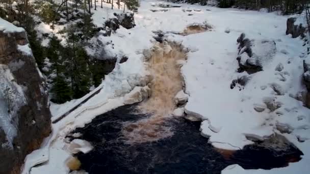 Luftaufnahme Eines Wasserfalls Einem Schwedischen Wald Winter — Stockvideo