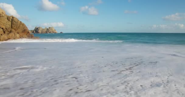 Foamy Waves Rolling Golden Sand Porthcurno Beach Cornwall England Close — Stockvideo
