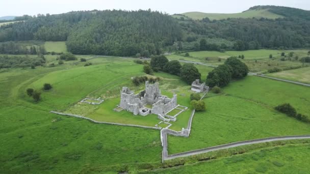 Oude Normandische Ruïne Midden Ierland Fore Abbey Smooth Aerial Track — Stockvideo