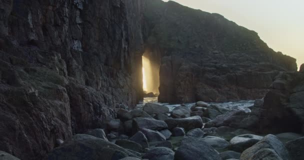 Light Narrow Natural Arch Nanjizal Beach Cornwall United Kingdom Static — Vídeos de Stock