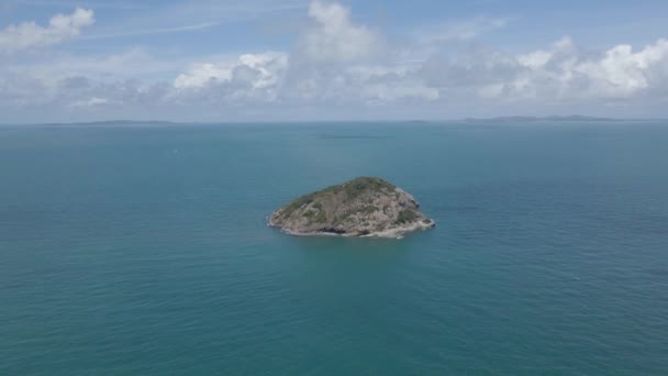 Bluff Rock Island Calm Blue Ocean Capricorn Coast Qld Australia — Stock Video
