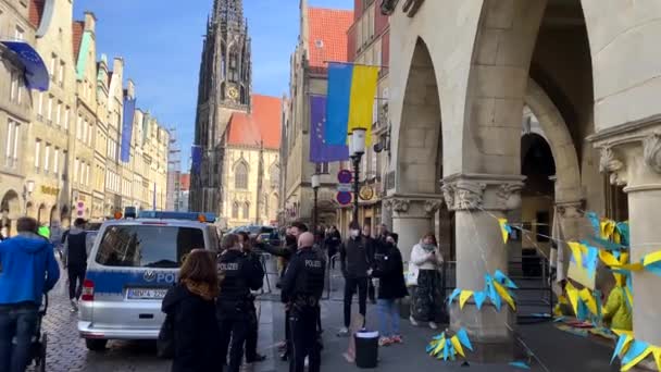 Colpo Rallentatore Della Polizia Tedesca Guardare Manifestazione Contro Putin Nella — Video Stock