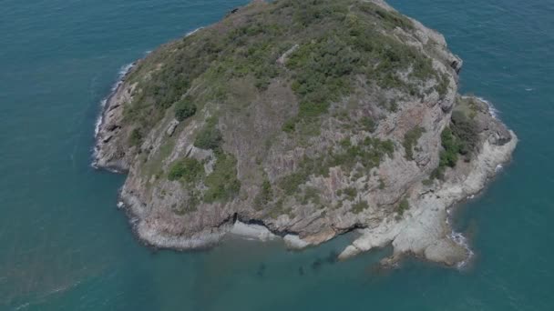Air Close Bluff Rock Island Clear Blue Water Qld Austrálie — Stock video