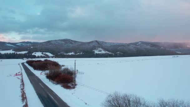 Lucht Vliegen Langs Winter Platteland Weg Zonsondergang Hoge Tatra Bergen — Stockvideo