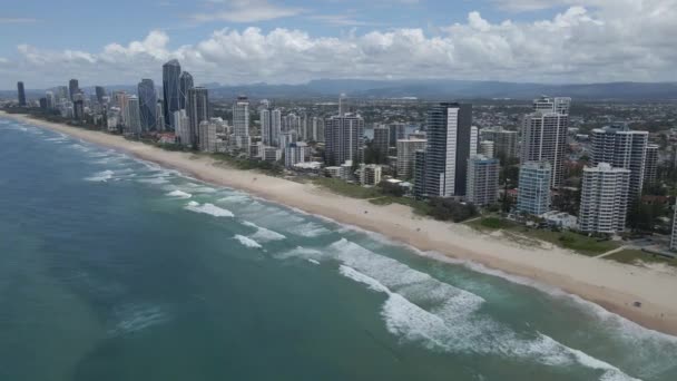 澳大利亚黄金海岸的冲浪者天堂 白沙滩和豪华酒店 公寓和郊区 空中方法 — 图库视频影像