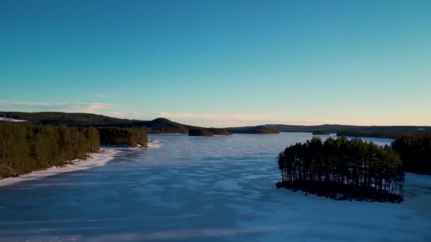 Letecký Pohled Zamrzlé Jezero Při Západu Slunce — Stock video