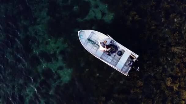 Top View Man White Wooden Boat Floating Crystal Clear Water — Vídeo de stock