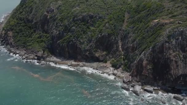 Rugged Rocky Shoreline Hit Calm Waves Summer Turtle Lookout Qld — Wideo stockowe