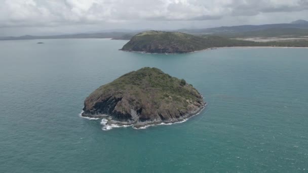 Aerial View Bluff Rock Island Turtle Lookout Kozoroh Coast National — Stock video