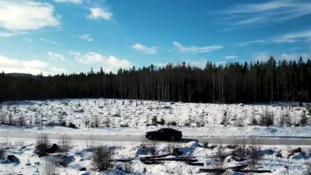 Flygfoto Bil Som Kör Genom Skogen Vintern — Stockvideo